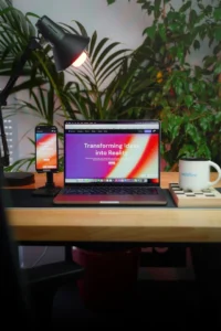 ordinateur portable sur une table avec une lampe et des plantes